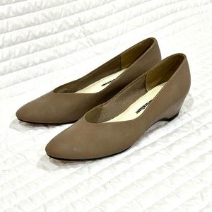 Naturalizer womens low wedge pump. Size 10S